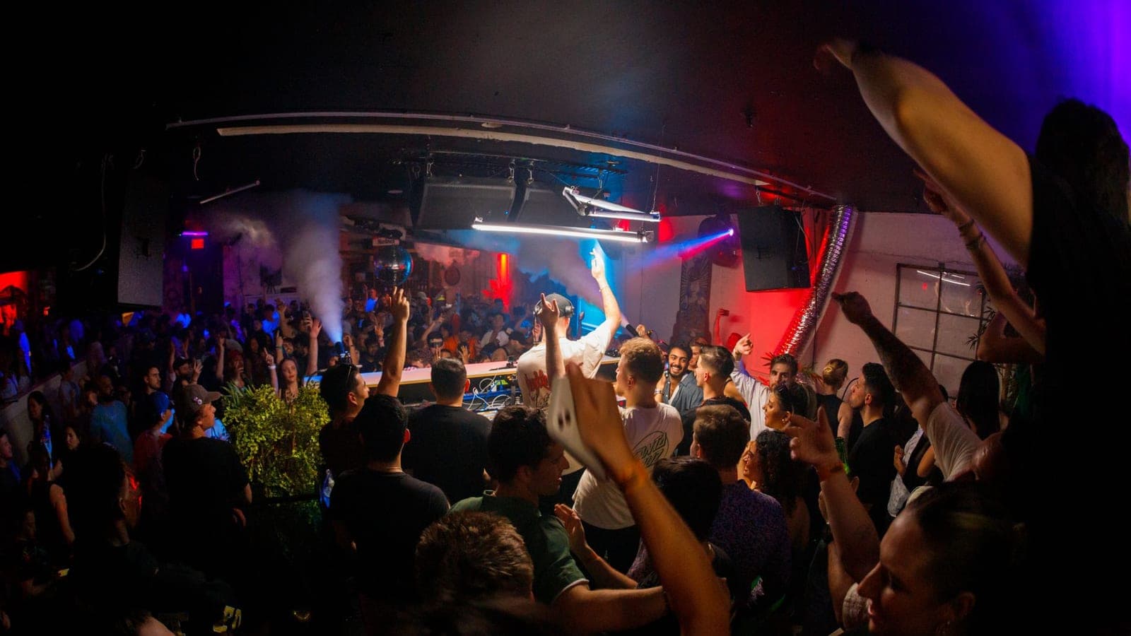 VeiligheidNL revisa su criterio sobre música alta en clubs y festivales: cuatro niveles de riesgo y valores más bajos para menores